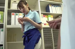 Gạ gẫm anh họ quan hệ sau khi tự sướng trong toilet