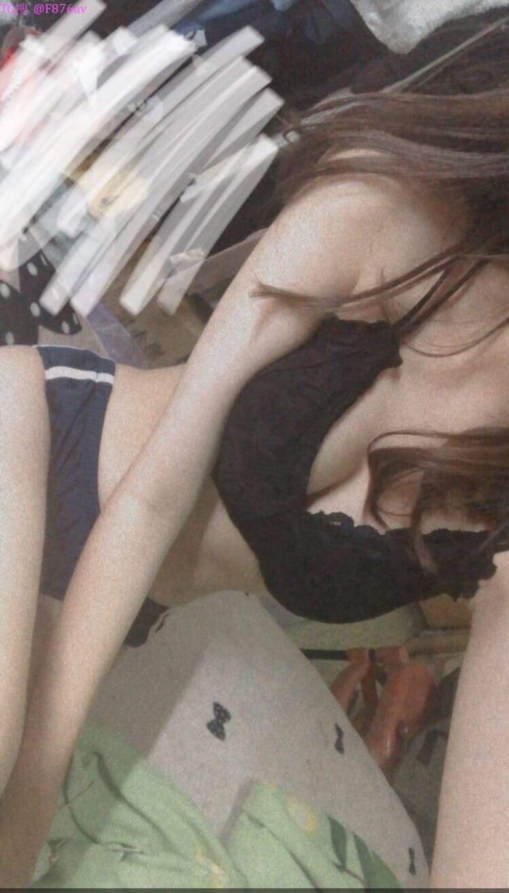 đang chill trong phòng tắm cũng không yên với nhỏ em kế